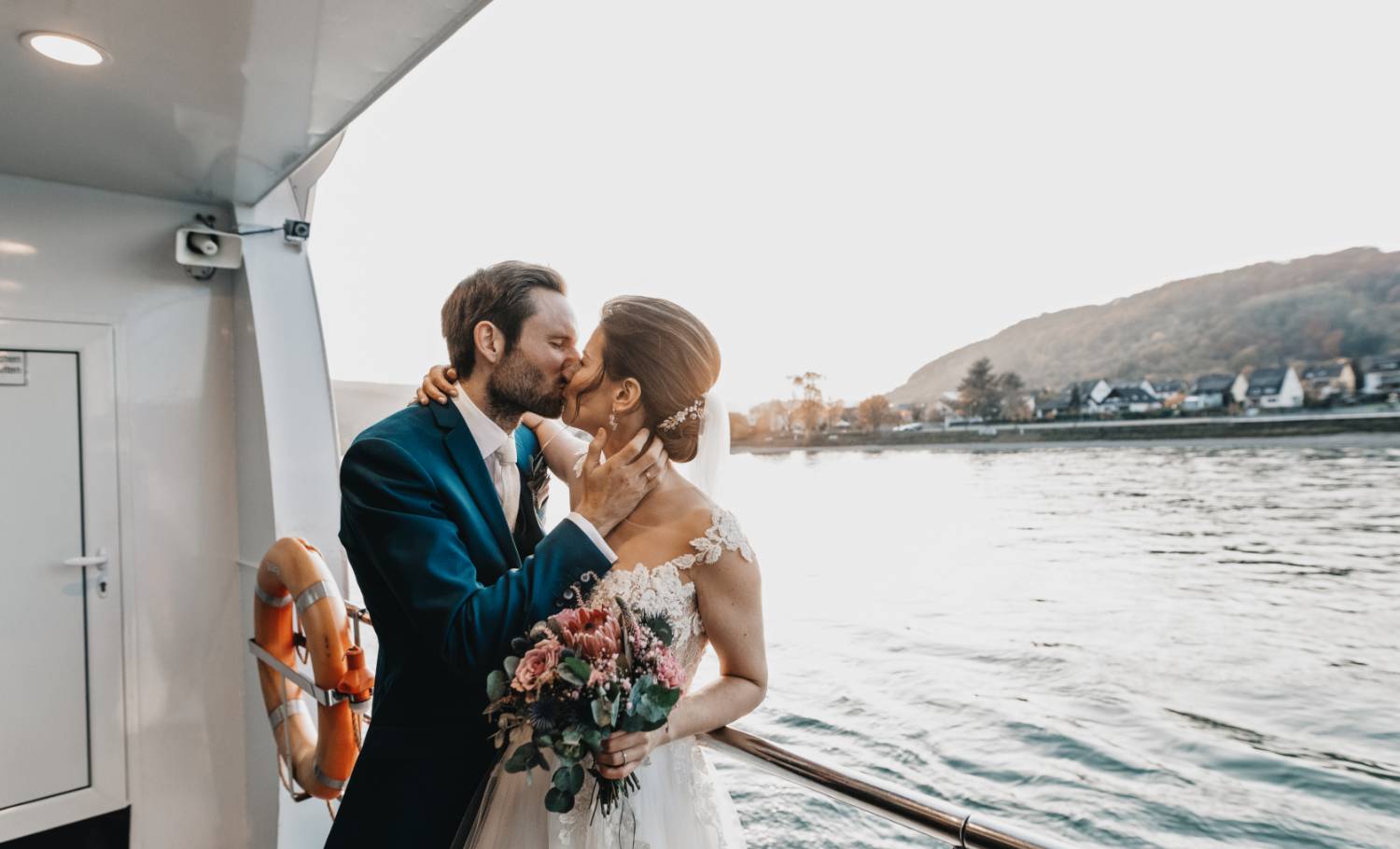 Doreen Kühr / Hochzeitsfotografie und Paarfotografie / Brautpaar küssend auf einem Boot